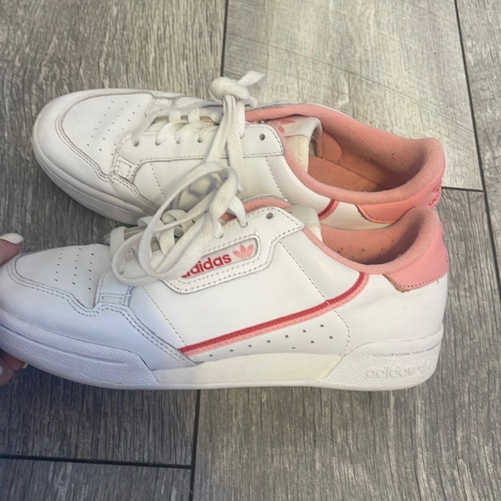 Woman’s adidas shoes 7.5